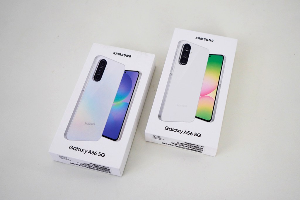 Die Verpackungen von zwei Samsung-Smartphones liegen auf einem weißen Tisch.