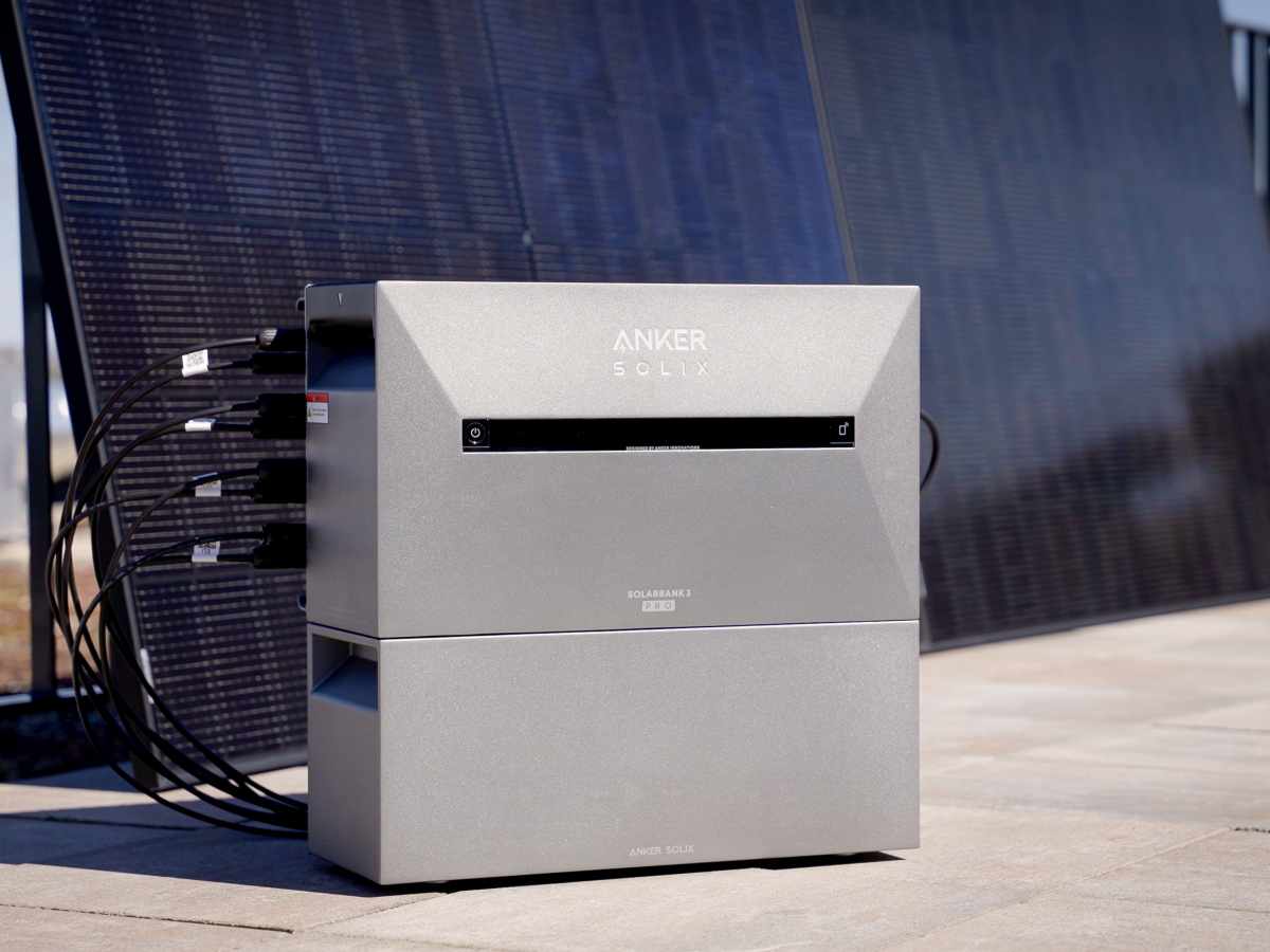 SOLARBANK III PRO -3 steht vor einem Haus.