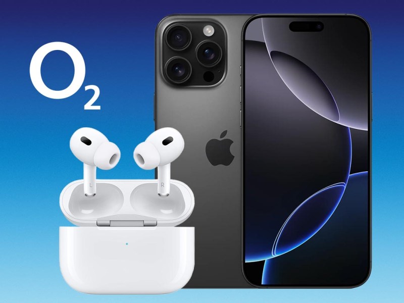 Apple iPhone 16 Pro Max + AirPods Pro 2 vor blauem Hintergrund.