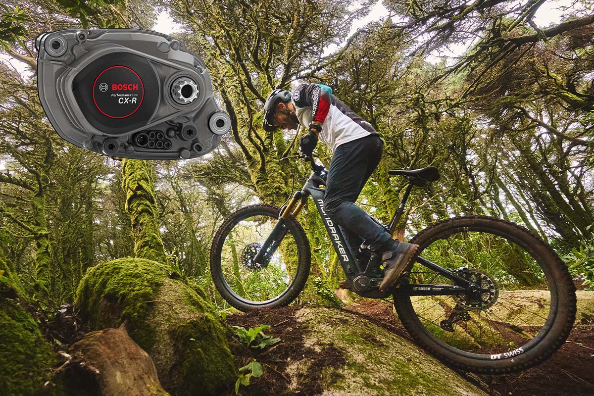 e-Mountainbikefahrer fährt einen Felsen im Wald hoch, zudem sieht man einen Productshot des neuen Bosch-Motors