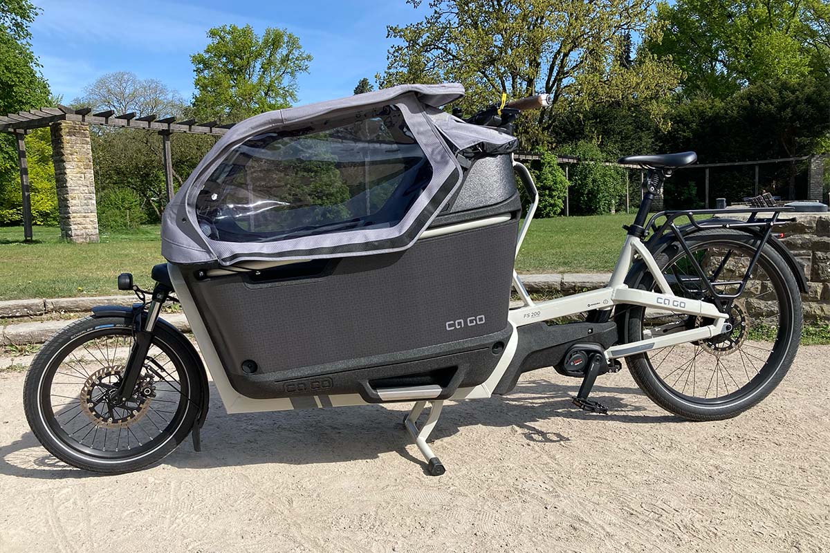 Cargo-E-Bike von der Seite im Park stehend