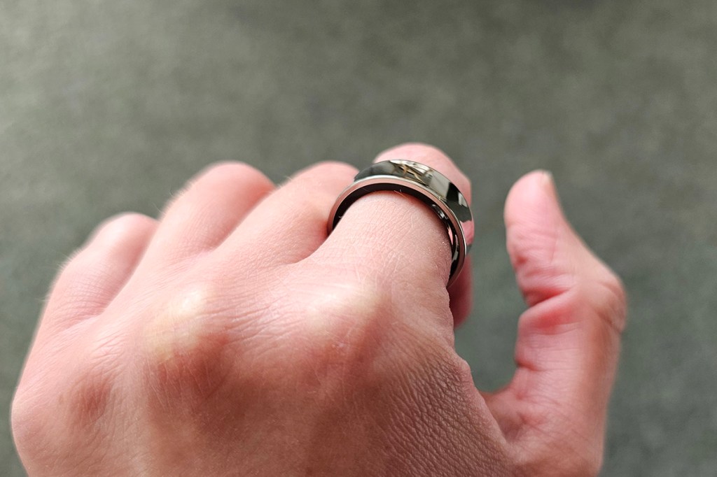 Smart Ring an Hand, die zur Faust geballt ist