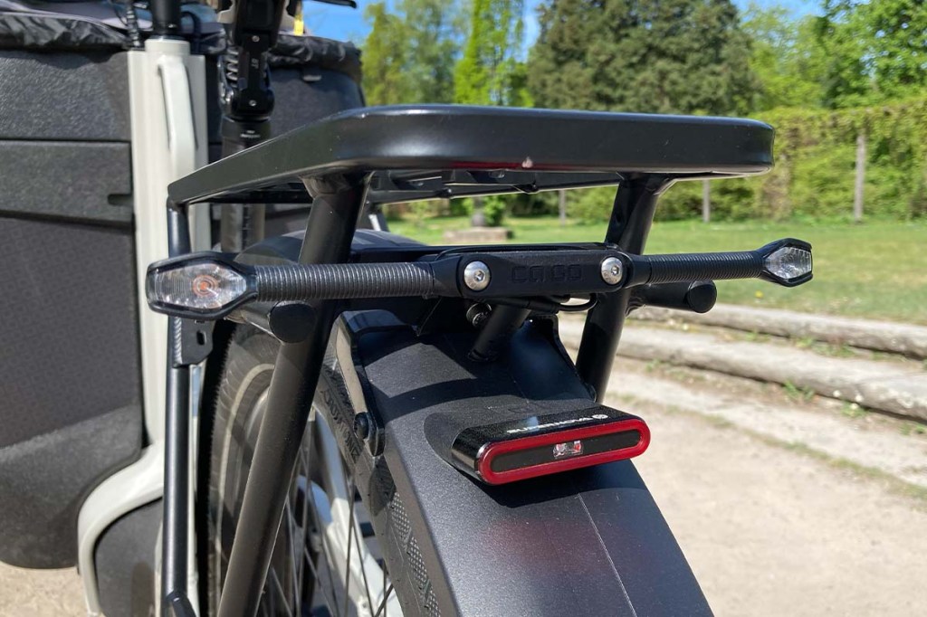 Nahaufnahme Rückseite vom Gepäckträger eines Cargo-E-Bikes, das mit Blinkern ausgestattet ist