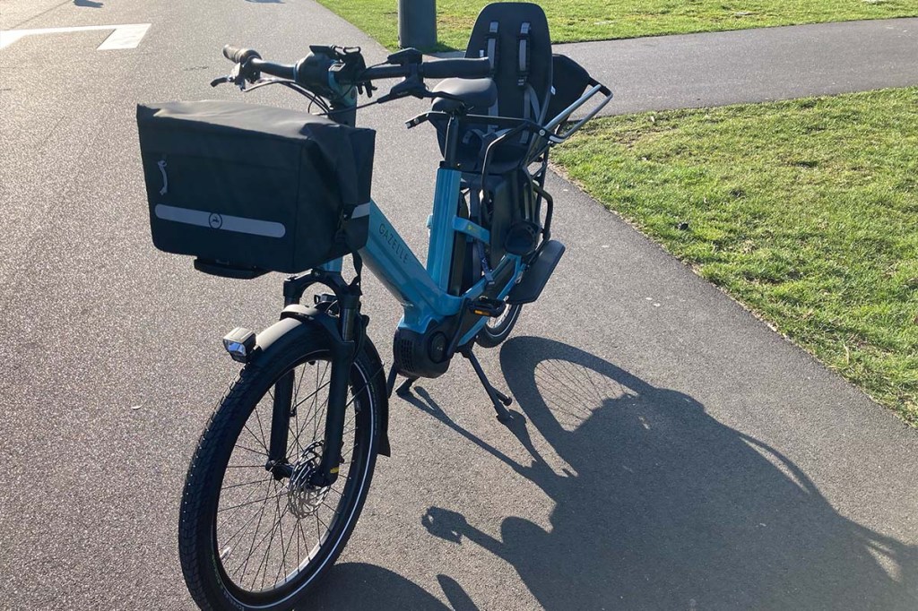 Lastenrad von schräg vorne fotografiert