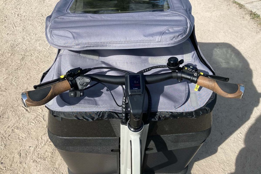 Blink aus der Sicht eines Fahrers auf den Lenker eines Cargo-E-Bikes