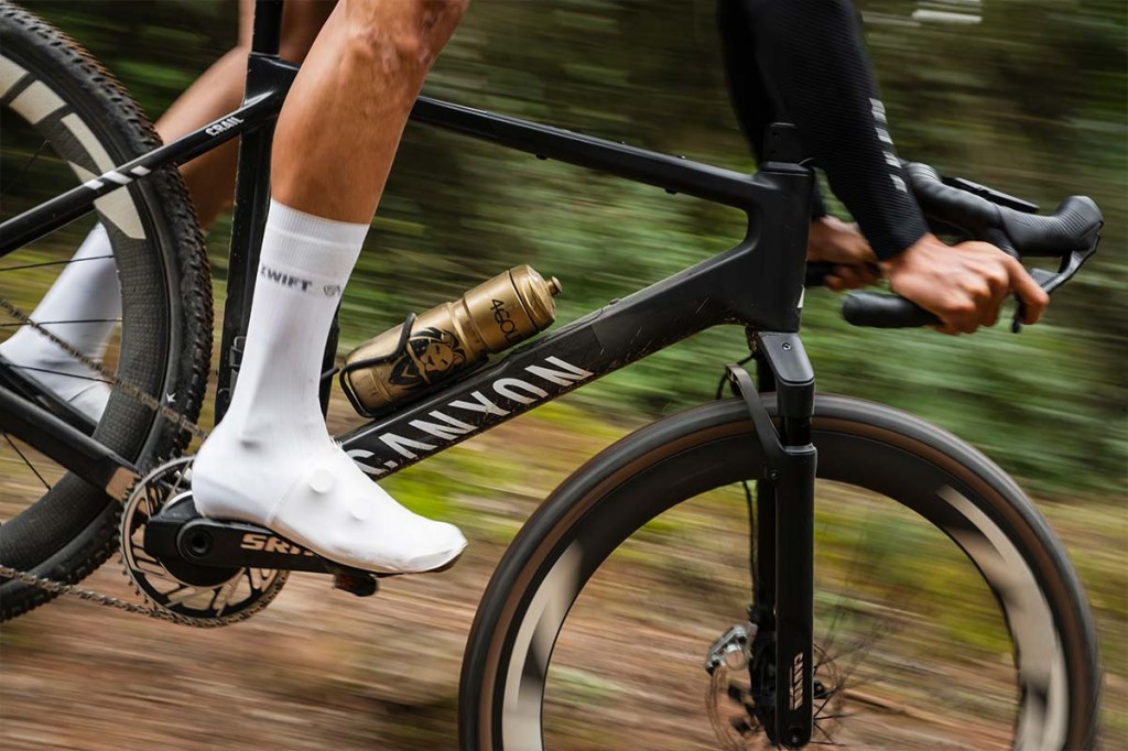 Gravelbikefahrer im Anschnitt, ist im Gelände unterwegs