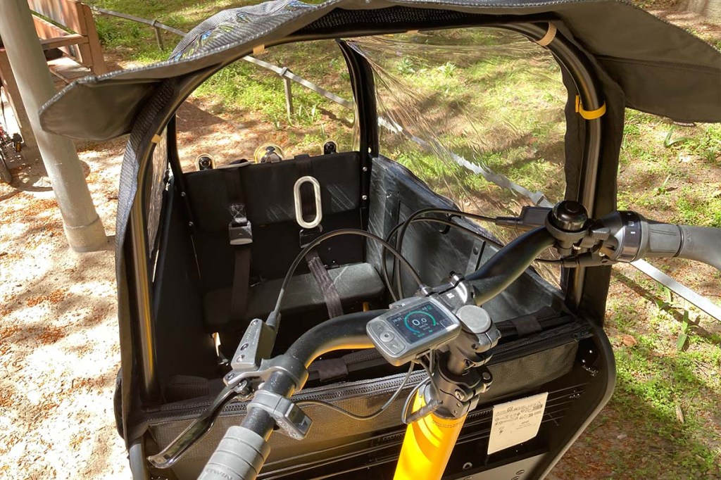 Blick von Fahrerseite in die Transportbox eines Long John Cargo-E-Bikes