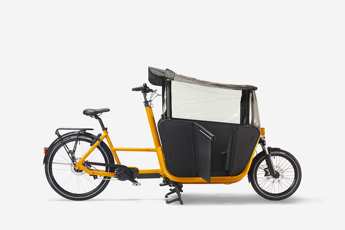 gelbes Cargo-E-Bike mit Kindertransportbox, ein Long John, von der Seite