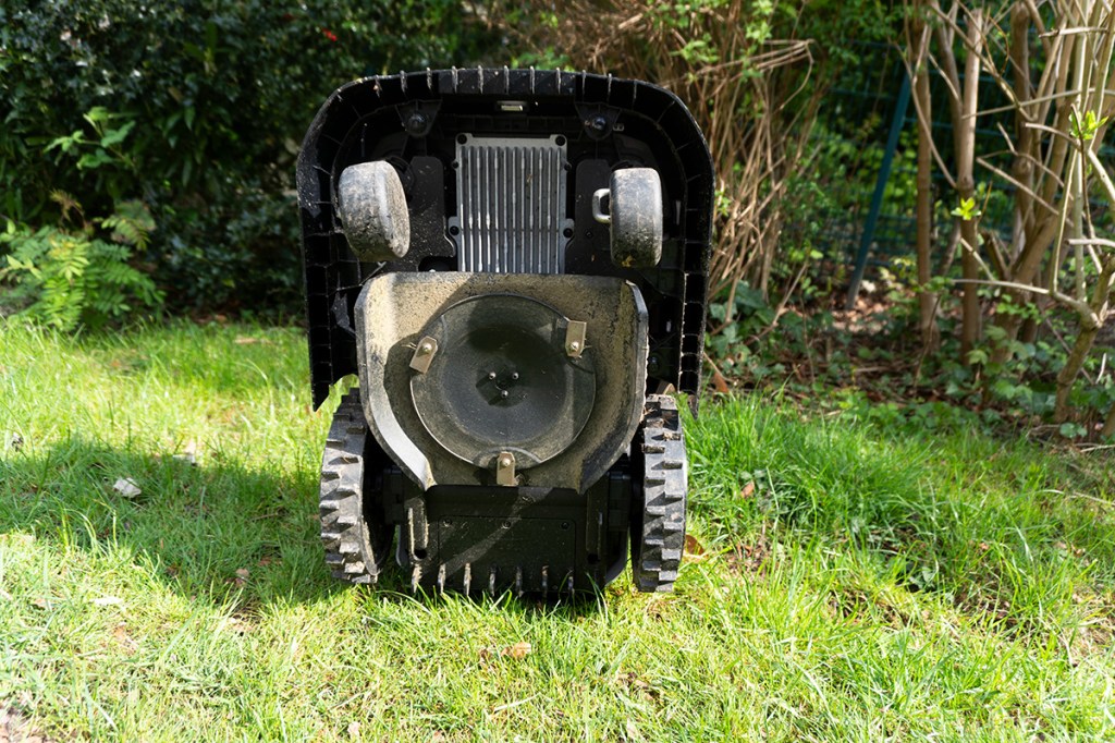 Sicht von unten aus Mähwerk des Ecovacs