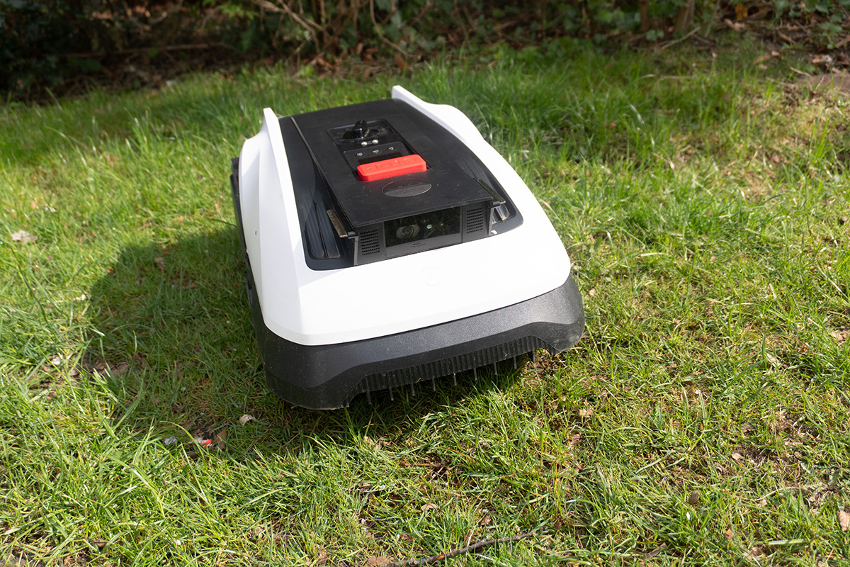 Der Ecovacs Goat O800RTK in der Frontansicht