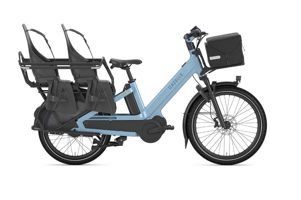 Longtail-Cargo-E-Bike mit zwei Kindersitzen auf weißem Grund