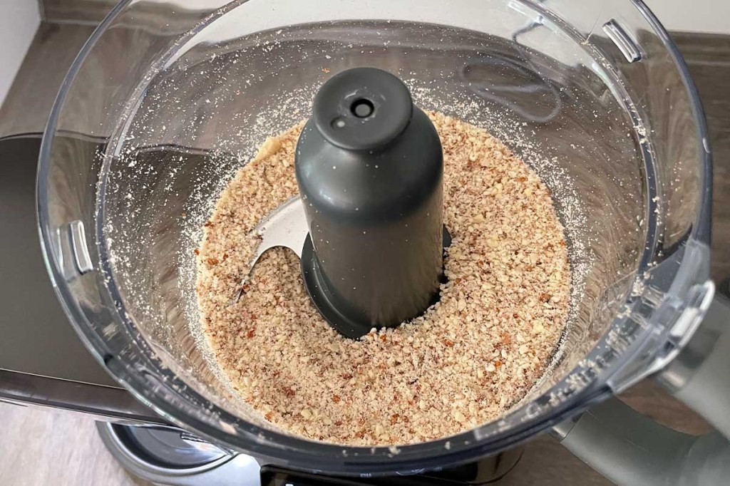 Zerkleinerte Nüsse im Aufsatz des Kenwood Cooking Chef Sallys Edition.