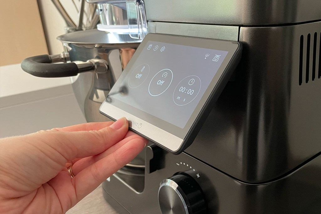 Eine Hand kippt das Display der Kenwood Küchenmaschine nach vorne.