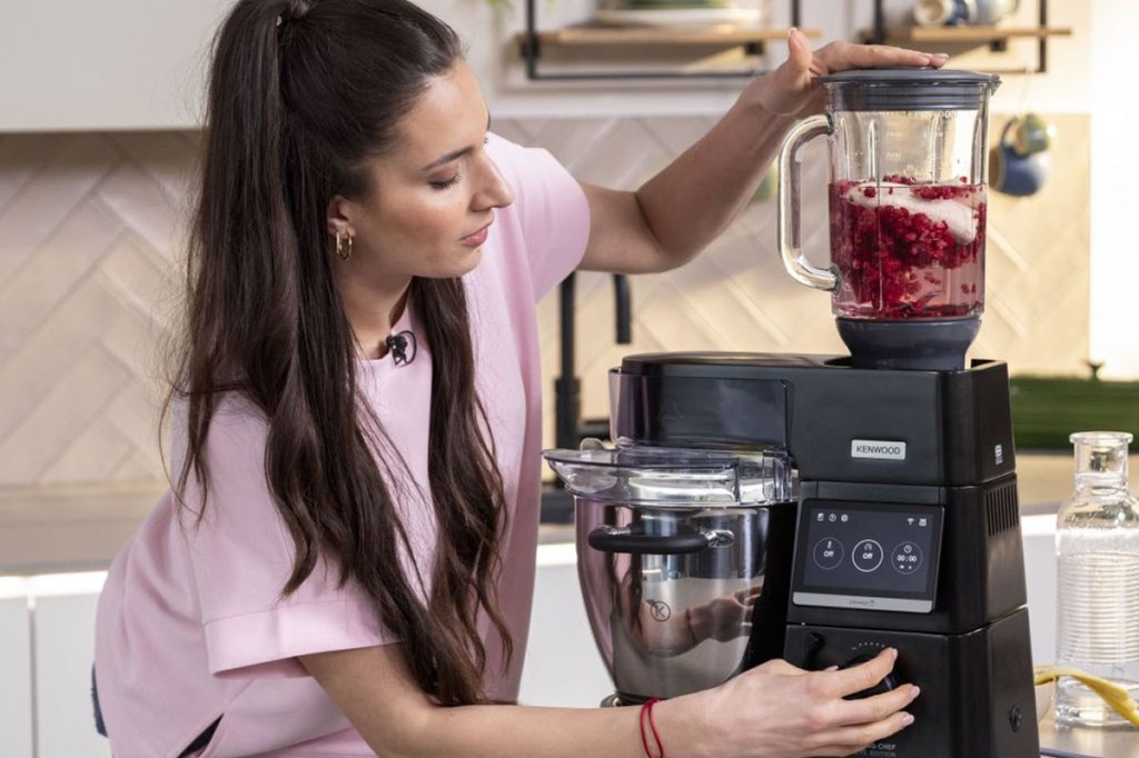 Food Influencerin bedient die Kenwood Cooking Chef mit Mixeraufsatz in einer Küchenumgebung.