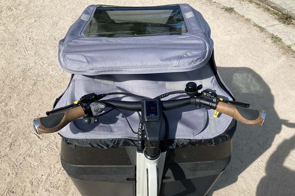 Blick aus Sicht eines Fahrers auf den Lenker seines Cargo-E-Bikes