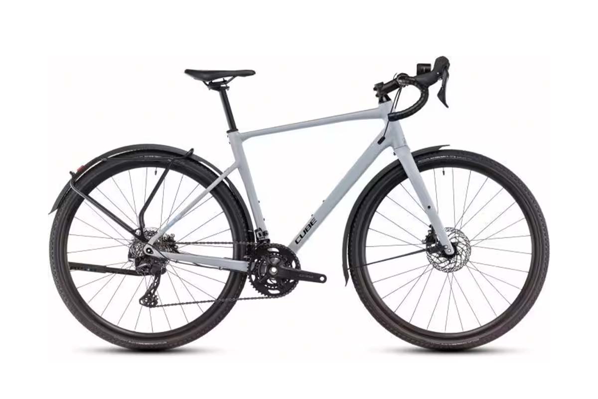 weißes Gravelbike von der Seite