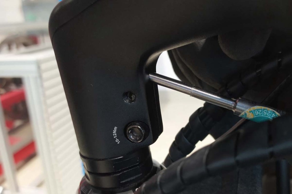 Nahaufnahme Bauteil eines Cargo-E-Bikes: Mit einem Metallstift wird geprüft, ob sich Quetschstellen für Kinderfinger in der Erreichbarkeitszone befinden