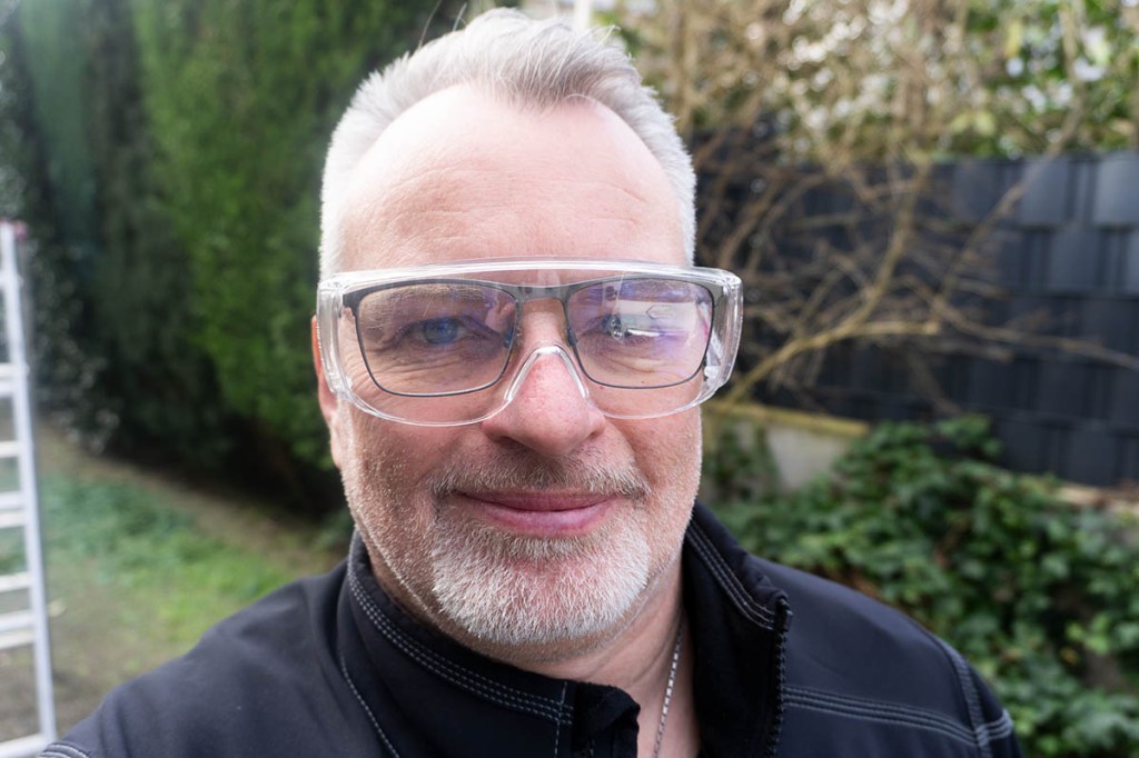 Der Autor des Artikels mit Schutzbrille aus dem Lieferumfang des Hochentasters.
