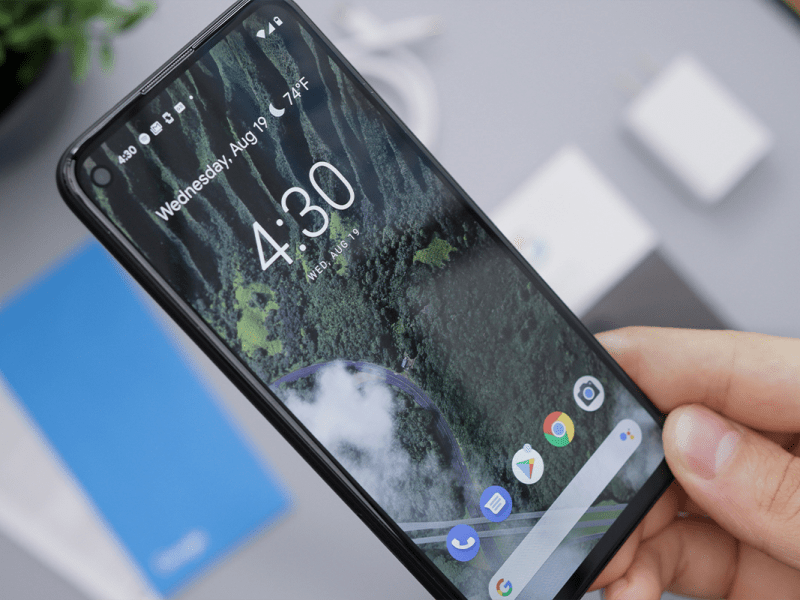 Ein Smartphone wird in der Hand gehalten.