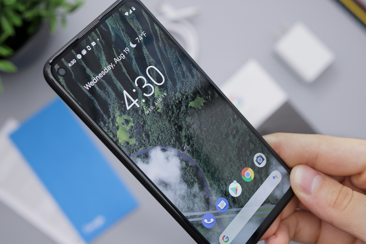 Ein Smartphone wird in der Hand gehalten.