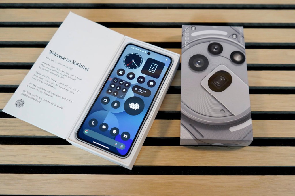 Das Nothing Phone (3a) Pro in seiner Verpackung.