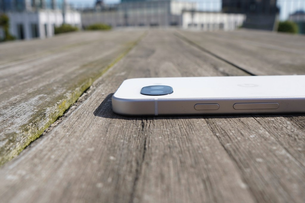 Detailaufnahme des flachen Kamera-Moduls des Pixel 9a