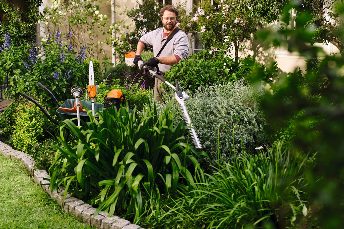 Ein Mann arbeitet im Garten mit dem Stihl Kombisystem