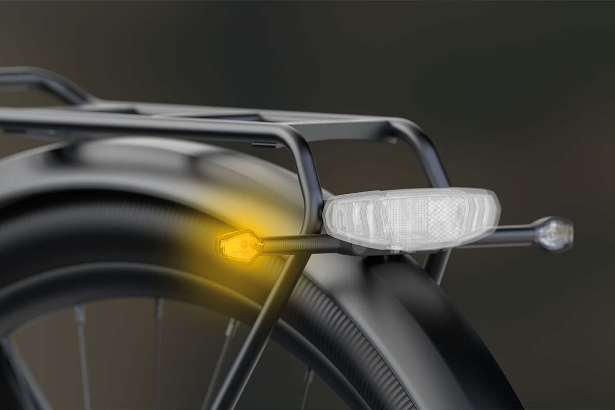 Grafik eines Fahrradblinkers, der am Gepäckträger befestigt ist, schwarzer Hintergrund