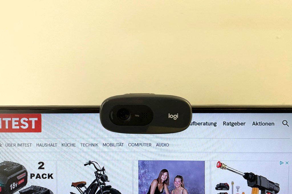 Die Logitech C270 Webcam steht oben auf einem Monitor.