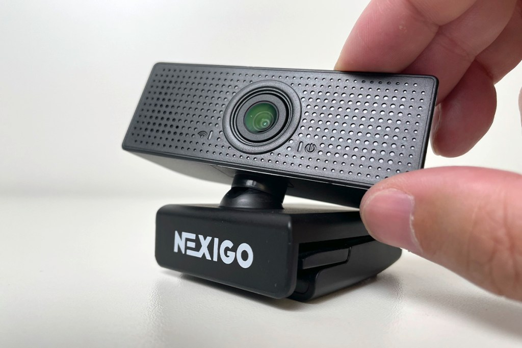 Detailaufnahme des Gelenks an der NexiGo Webcam.