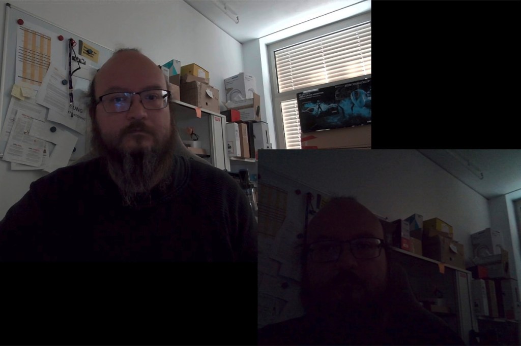 Vergleich der Videoqulität zweier Webcams bei wenig Licht.
