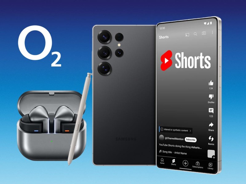Das Samsung Galaxy S25 Ultra und die Samsung Galaxy Buds 3 Pro vor blauem Hintergrund.