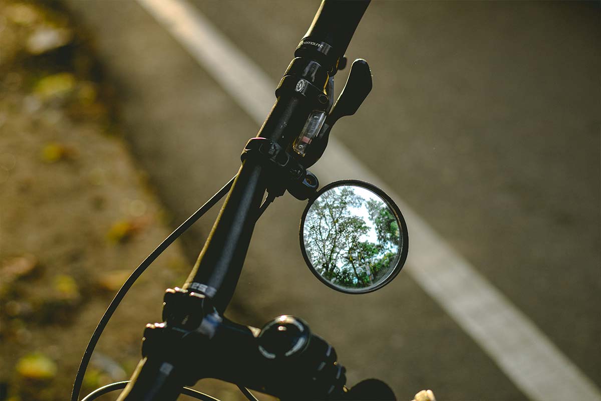 Nahaufnahme Fahrradspiegel an einem Lenker