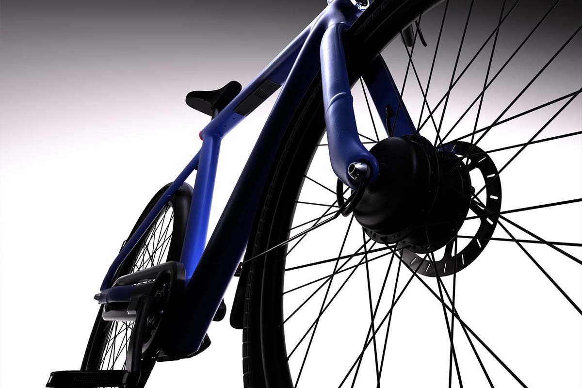 Anschnitt eines blauen E-Bikes aus Froschperspektive, grau-verlaufender Hintergrund