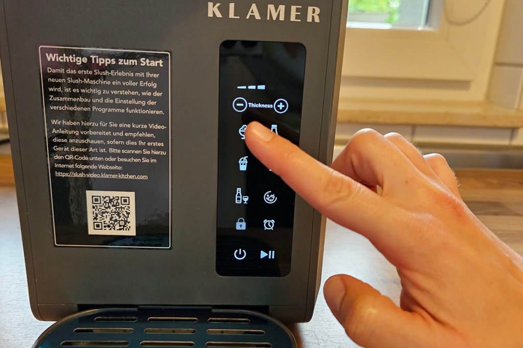 Finger bedient Display der Slush-Maschine