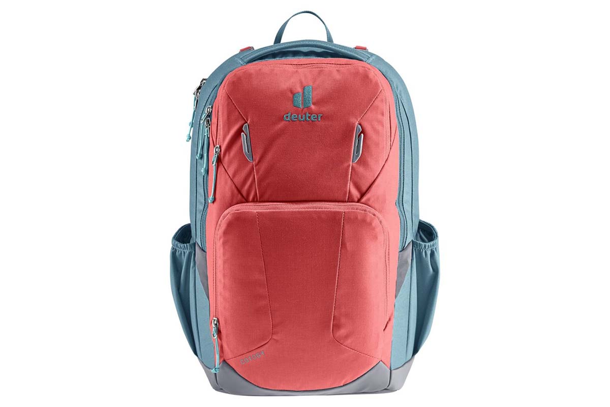 blau-roter Rucksack auf weißem Grund