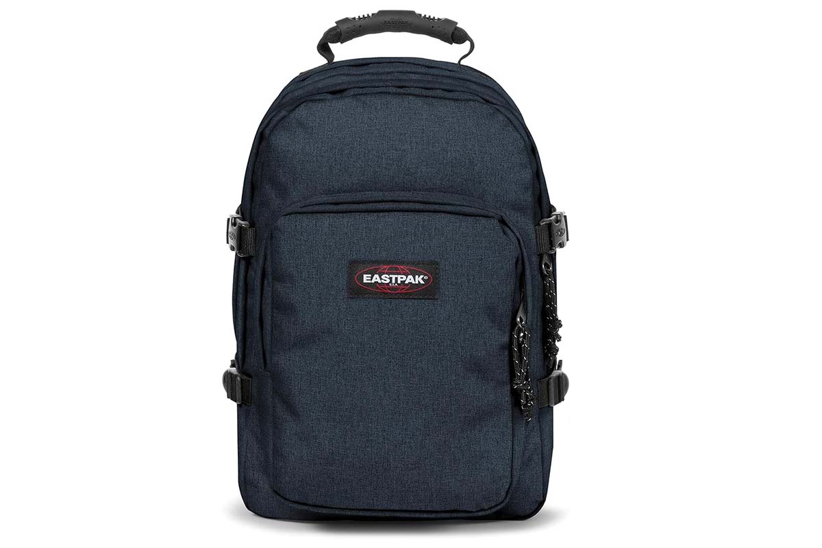 dunkelblauer Schulrucksack auf weißem Grund