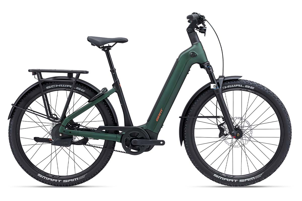 grünes trekking-e-bike auf weißen grund