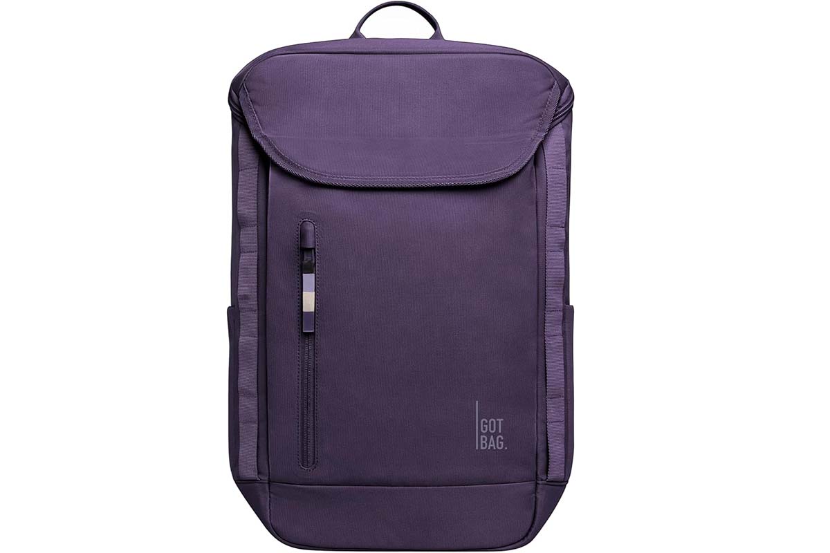 lilafarbener Rucksack auf weißem Grund