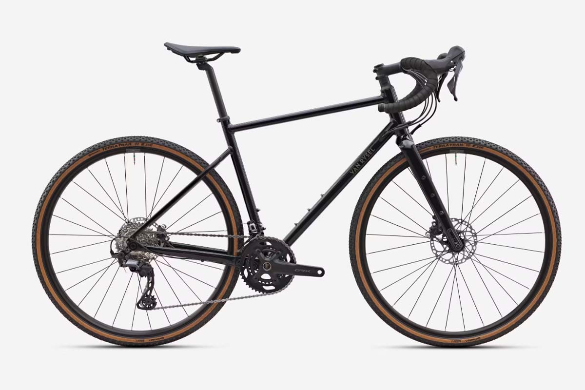 grünes Gravelbike auf weißem Grund