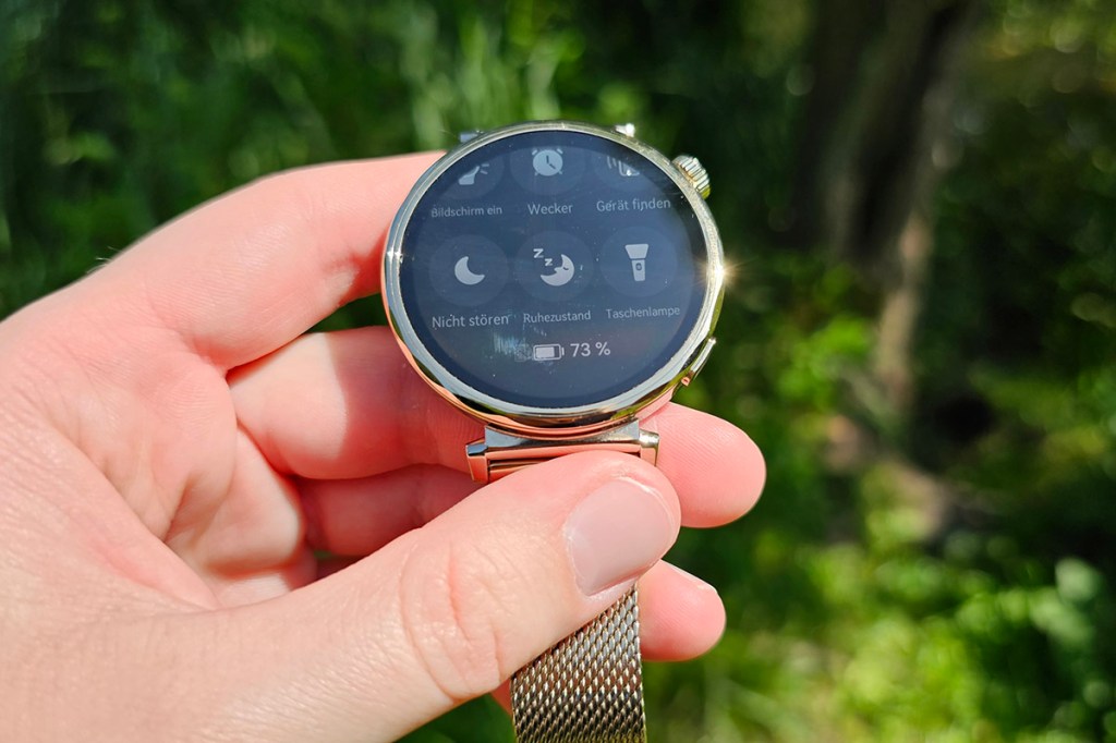 Smartwatch wird von Hand gehalten