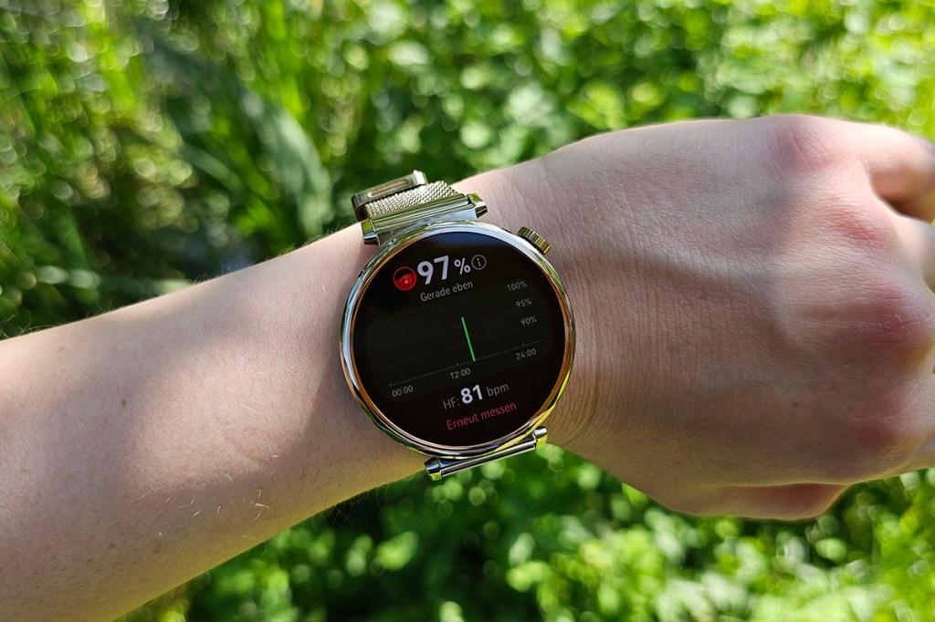 Smartwatch mit Blutsauerstoffsättigungsmessung am Handgelenk