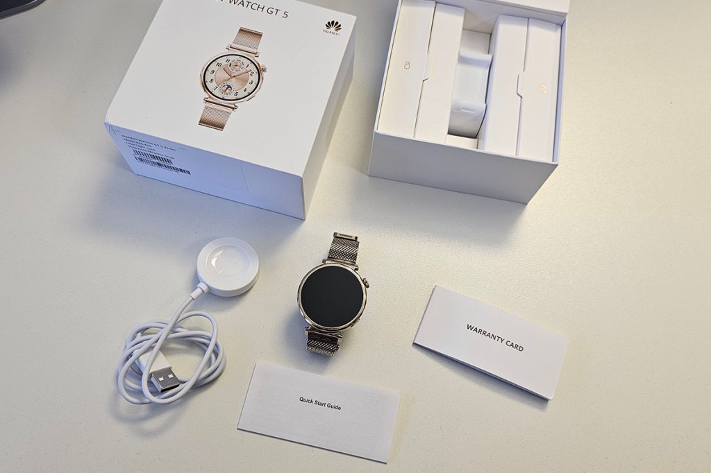 Ausgepackte Smartwatch auf Tisch