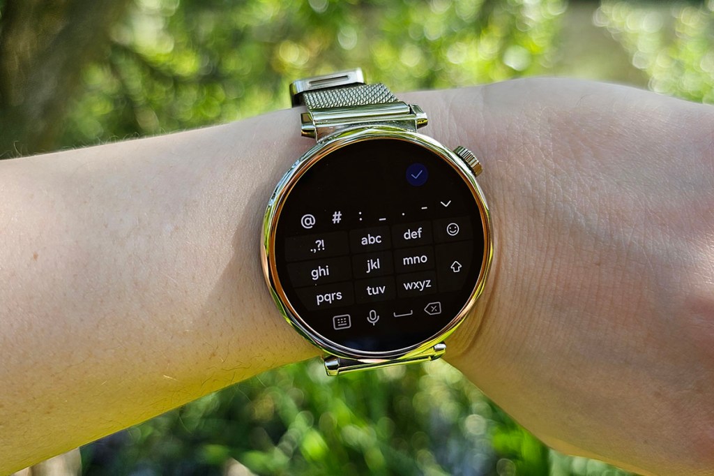 Smartwatch mit Tastatur am Handgelenk