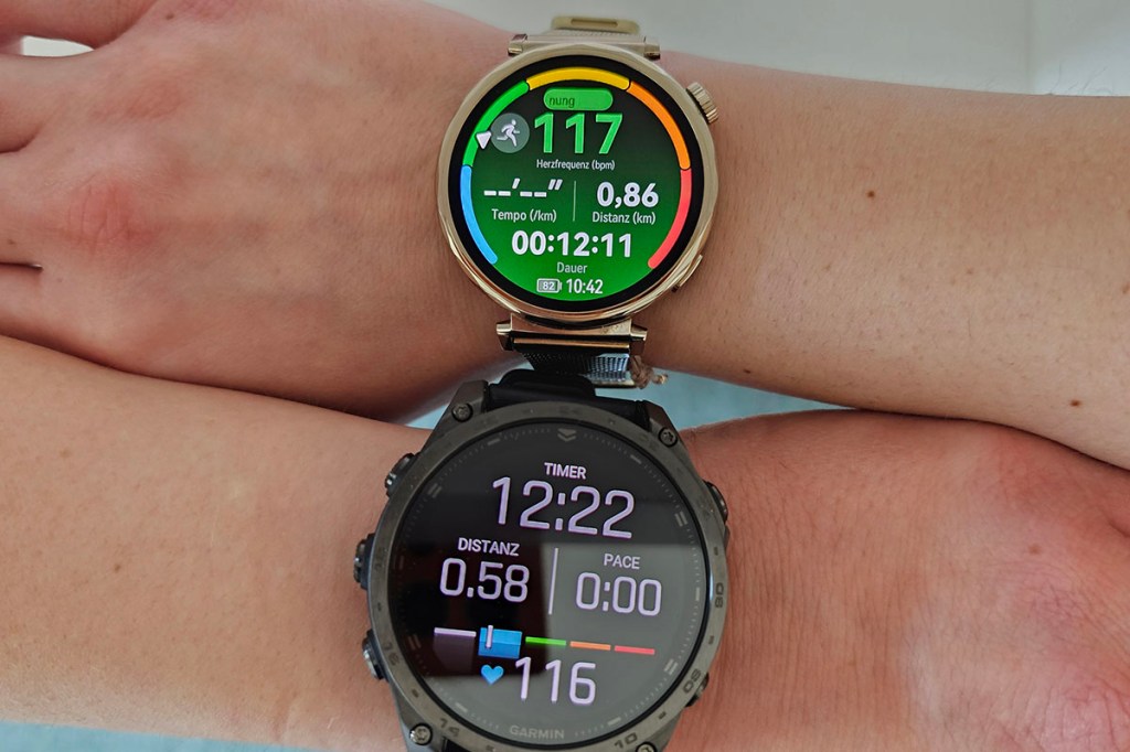 Zwei Smartwatches an den Handgelenken