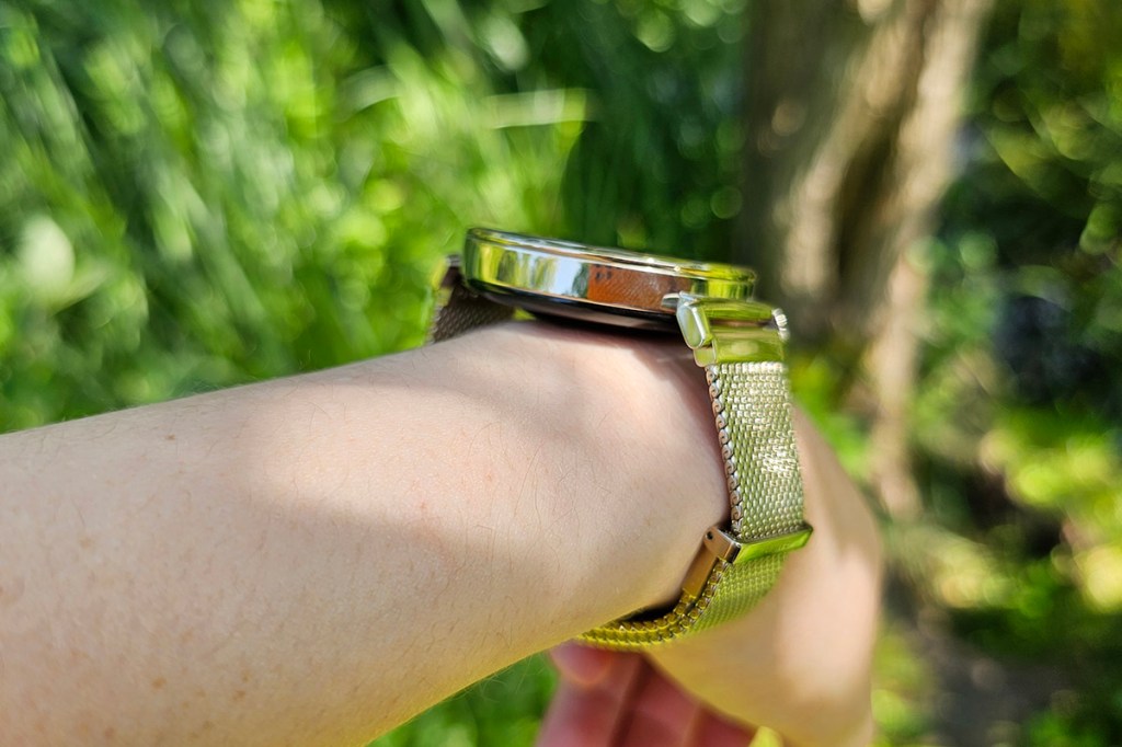 Smartwatch am Handgelenk vor Wald