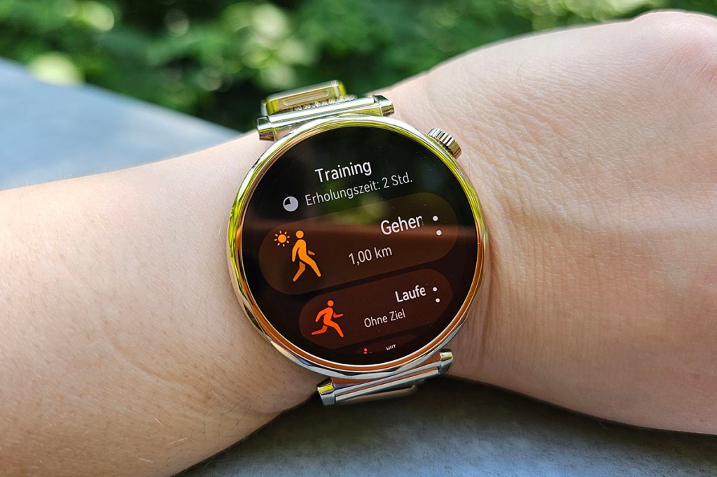 Smartwatch mit Sportmodi am Handgelenk