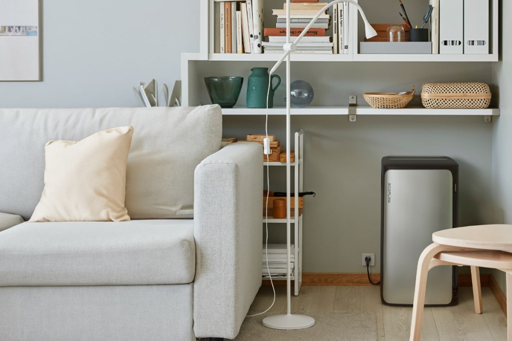 Ein Wohnzimmer mit IKEA-Einrichtung und EcoFlow Balkonkraftwerk-Speicher.