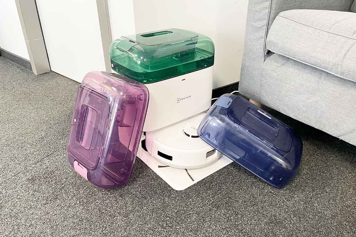Der Deebot mini von Ecovacs mit drei bunten Wassertanks in wohnlicher Umgebung