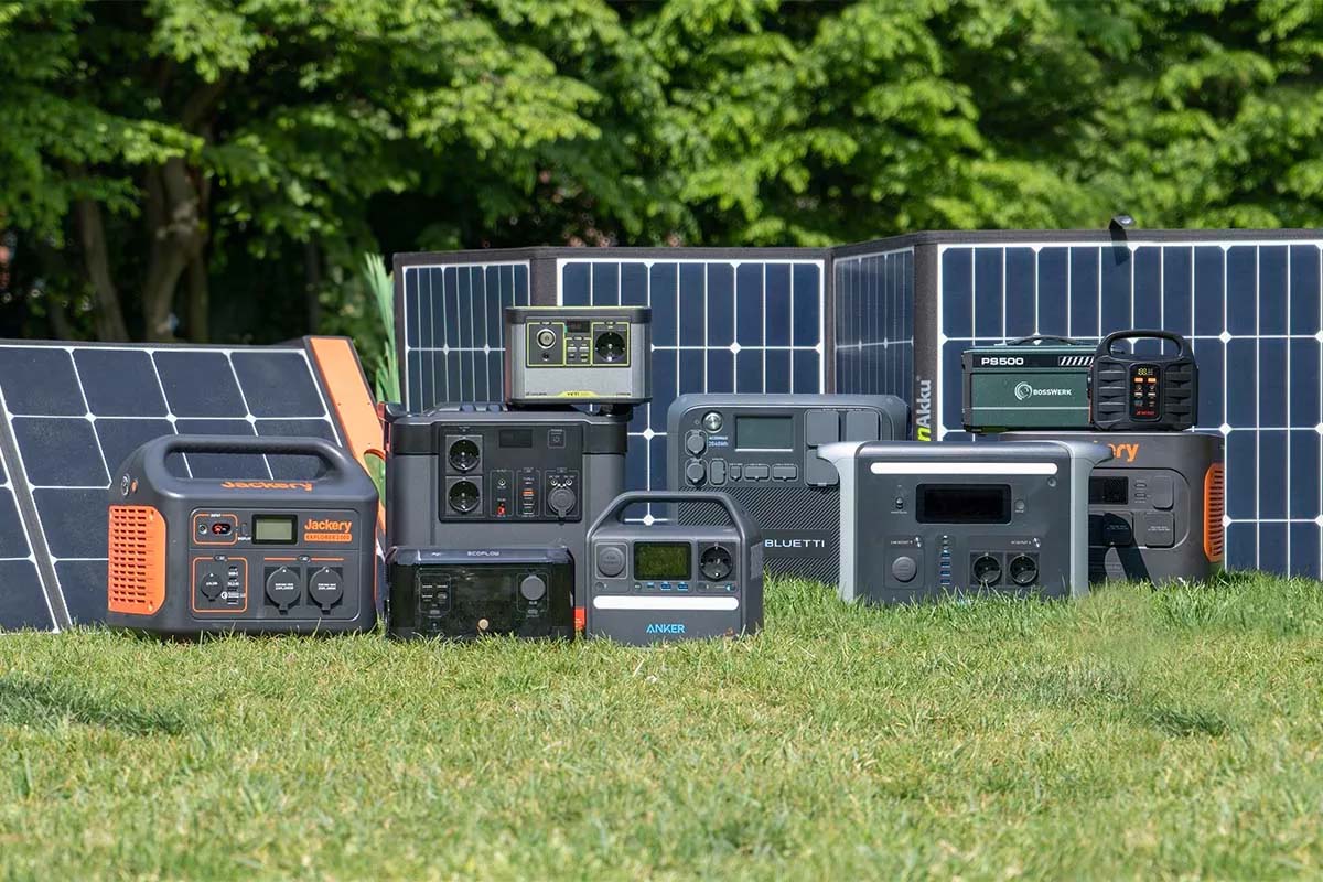 Powerstations auf Rasen vor Solarpanels